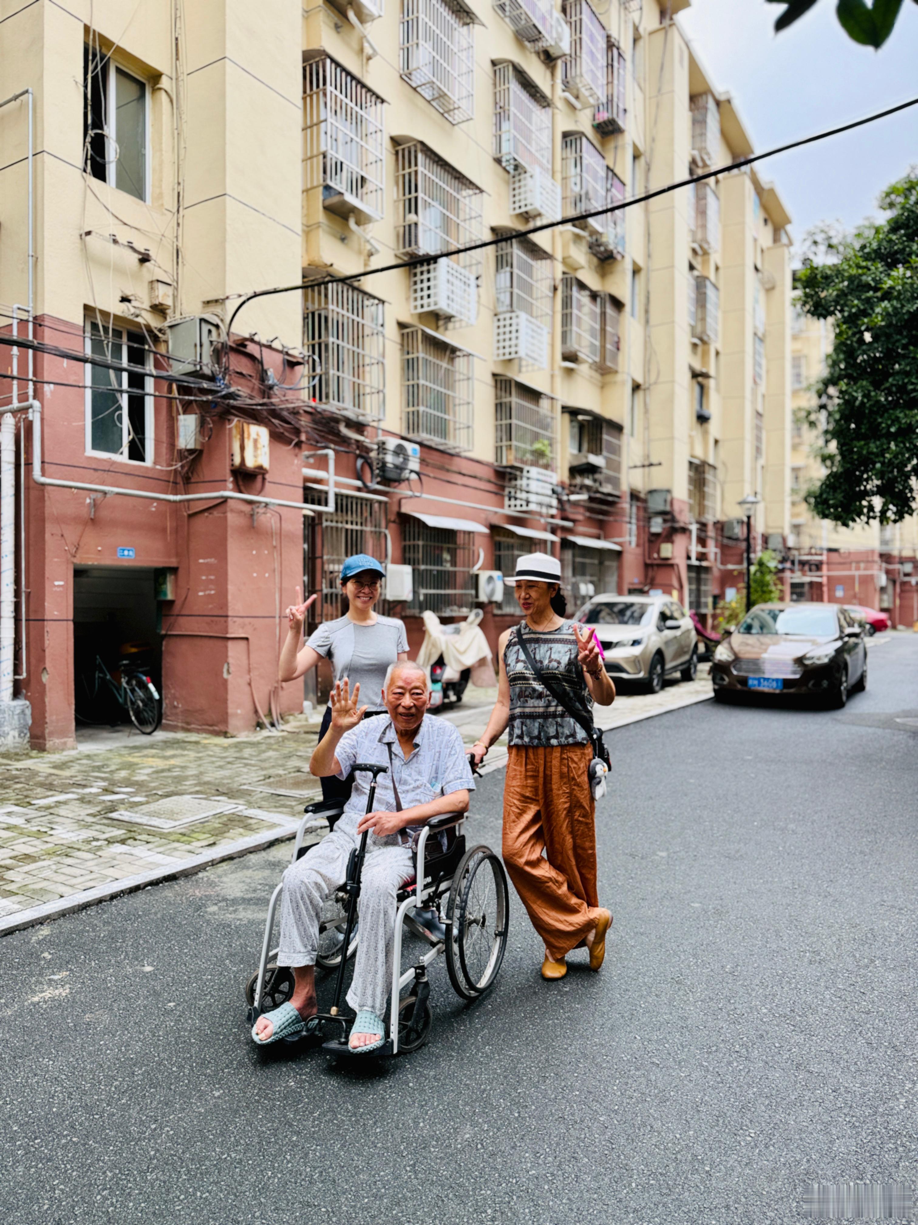 今天带着爸妈女儿一起逛了逛我从小长大的小区，不长的一段路上我们偶遇了老街坊、远房
