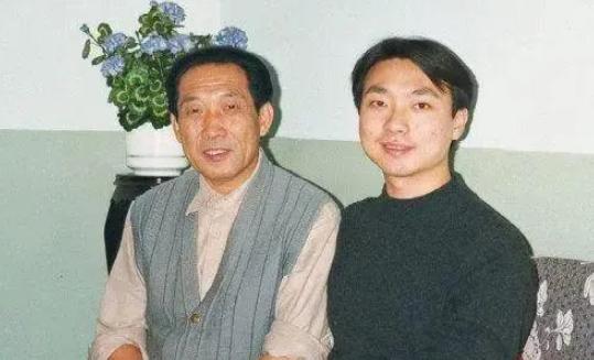 康辉：我高考分数远超清北，却被人暗中顶替，依靠父亲查明真相！
 

央视的舞台上