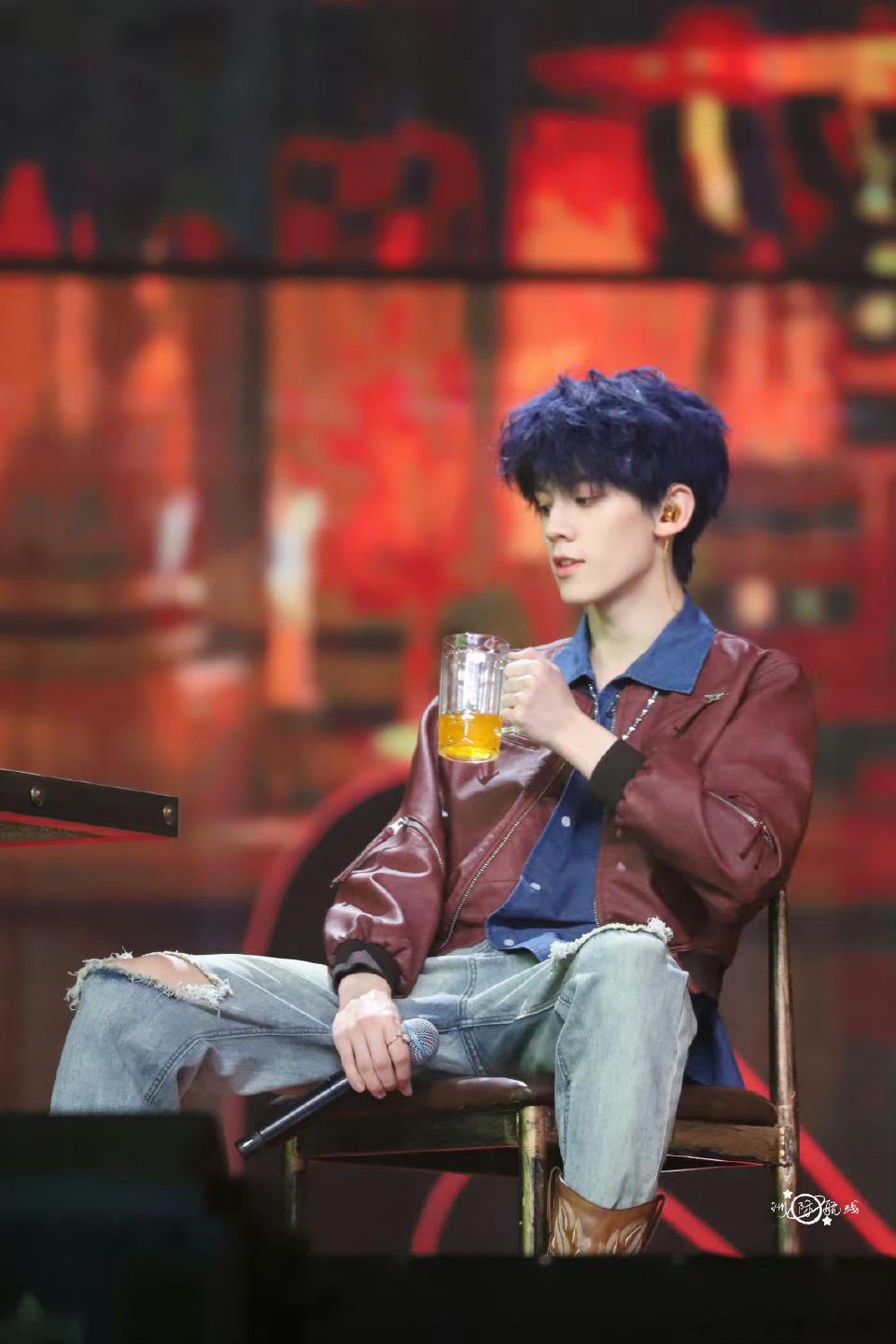 #左航蓝发# 不得不说左航头发真的是好看，而且人又帅气，真的是不可多得的人才。 