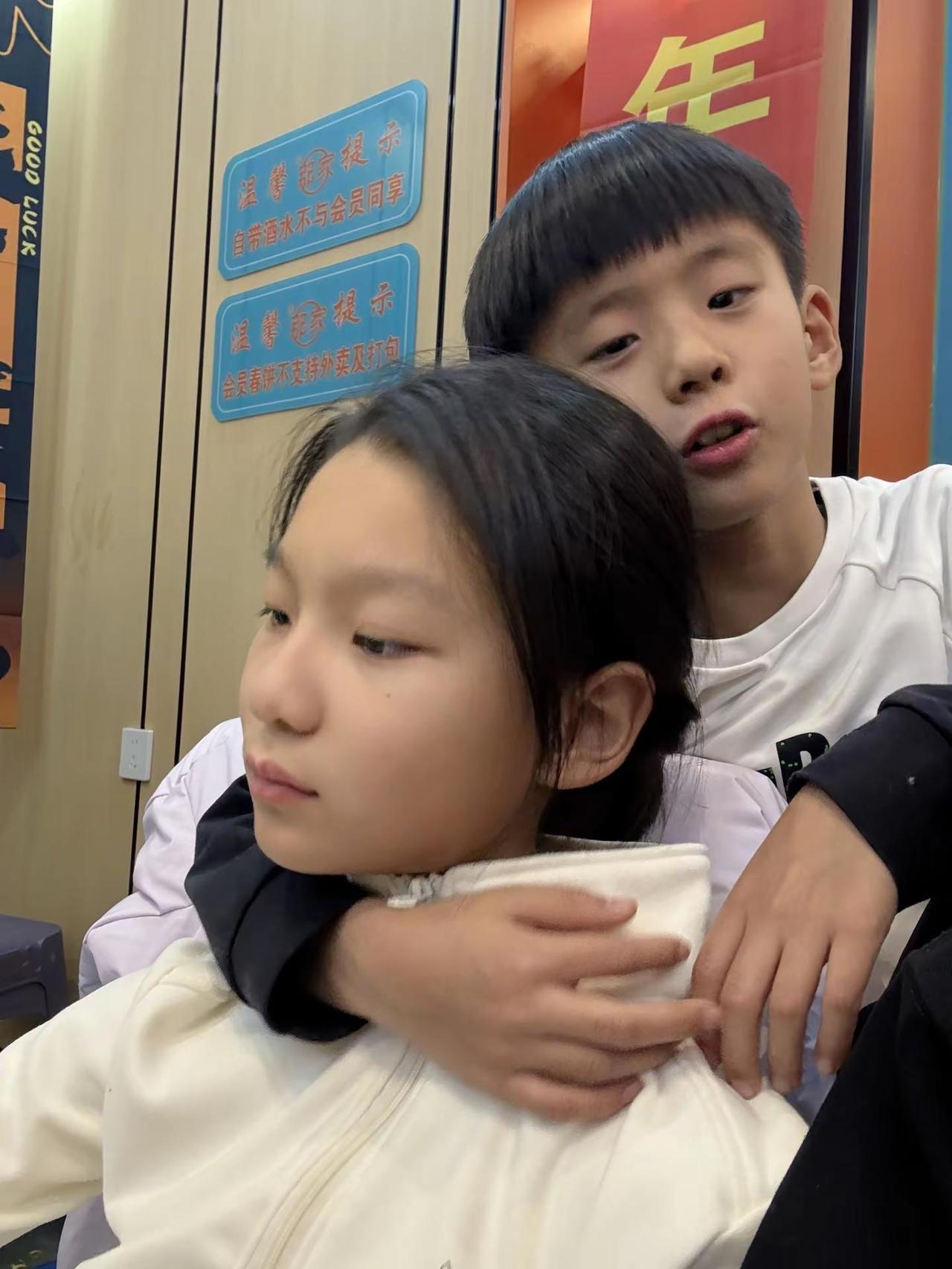 打弟弟要趁早你们说对不对？姐弟俩感情超好