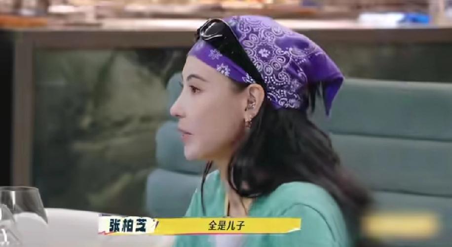 张柏芝在录《一路繁花》时突然接到了小儿子的电话，然后张柏芝就走到另外一边和小儿子