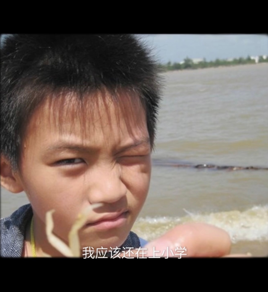 高嘉辉幼年照大曝光啊啊啊啊救命 脸上那个笑涡小时候更深哎。。。 