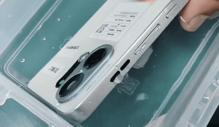 OPPO产品经理在微博上晒的K13 Turbo，风扇在水下吹泡泡~ ​​​