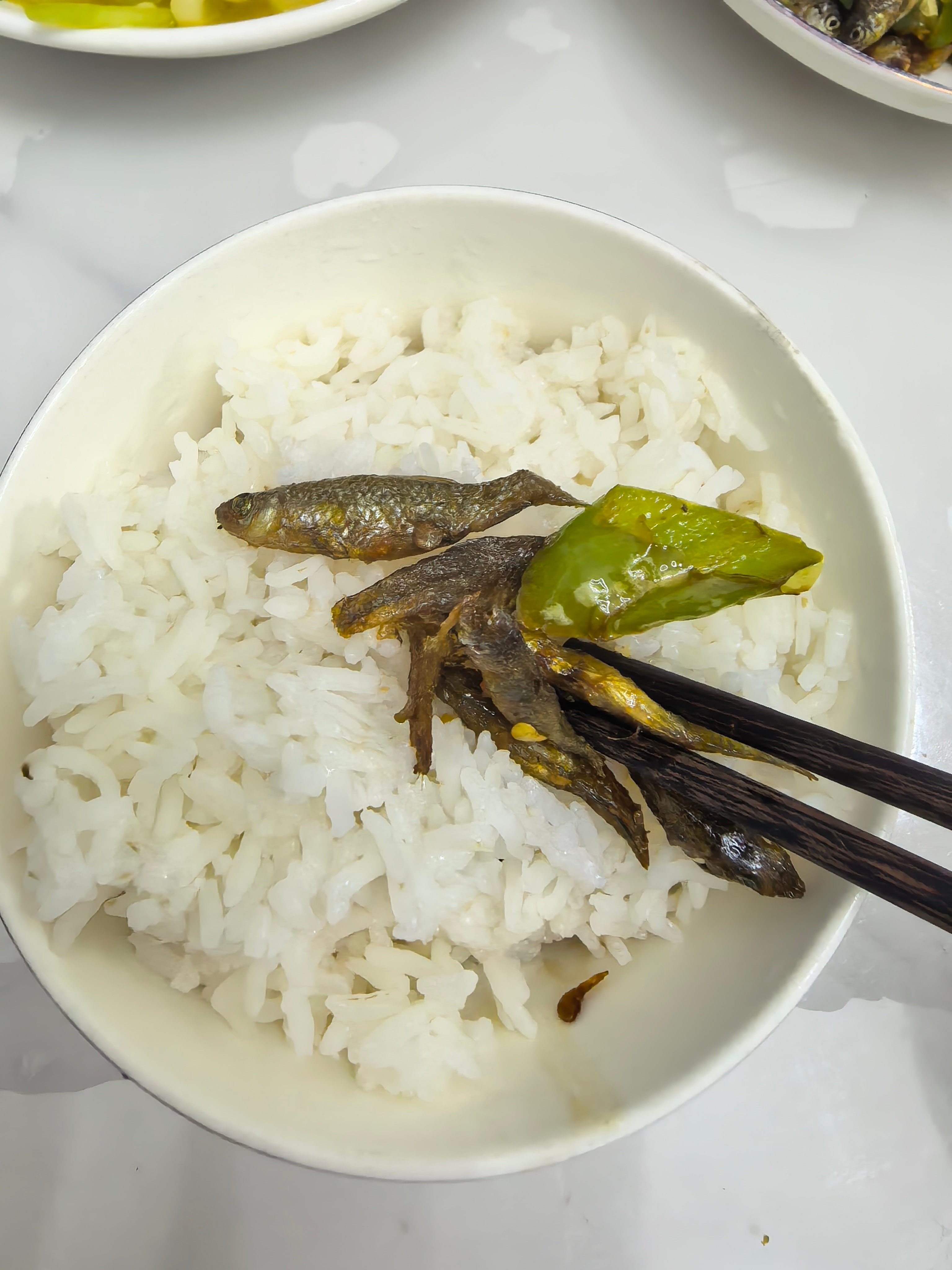 干饭干饭！这顿饭是我妈的手艺，味道很可口。图2是丈母娘从老家寄过来的小河鱼，非常