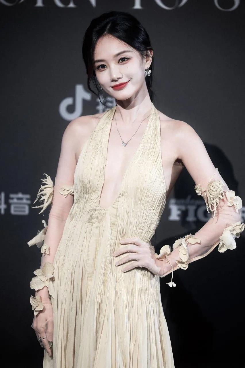 李一桐，裸色蝴蝶深V长裙，大深V加大露背，清纯女星硬要性感，也绝对不输别人。