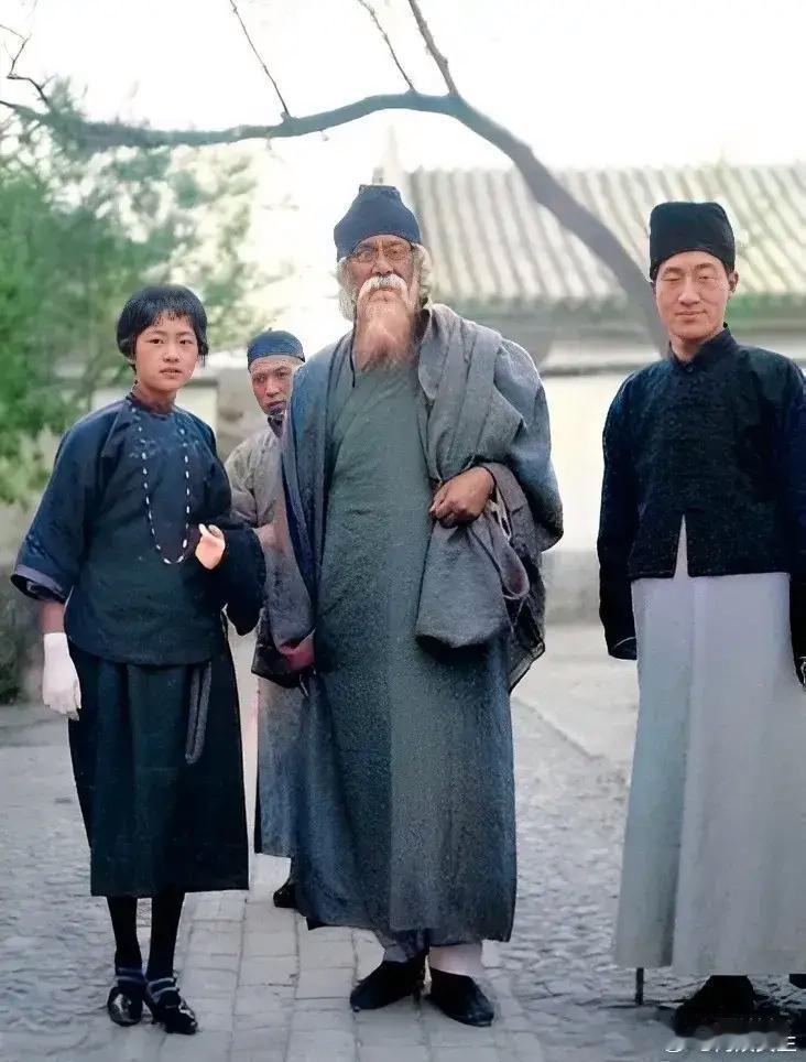 历史上真实的林徽因，气质脱俗，让人惊艳！右边是徐志摩，有名的大才子。中间这位，你