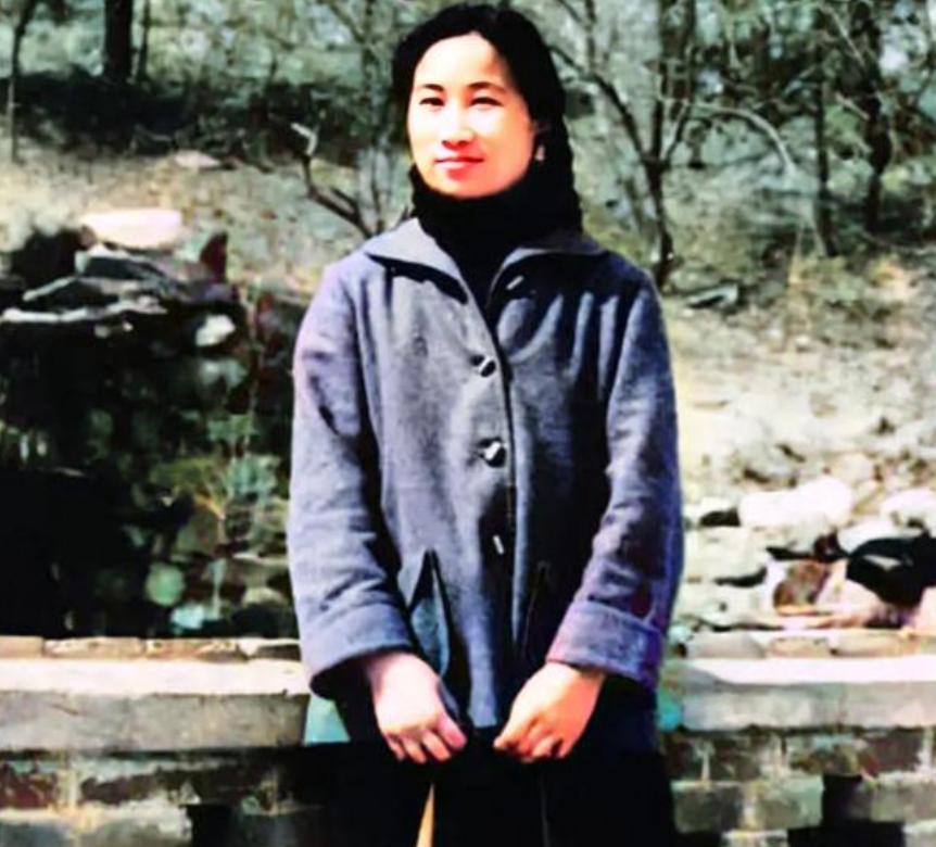 1962年，屠呦呦赴海南工作临行前留影。

照片里的她穿着洗得发白的蓝布工装，帆