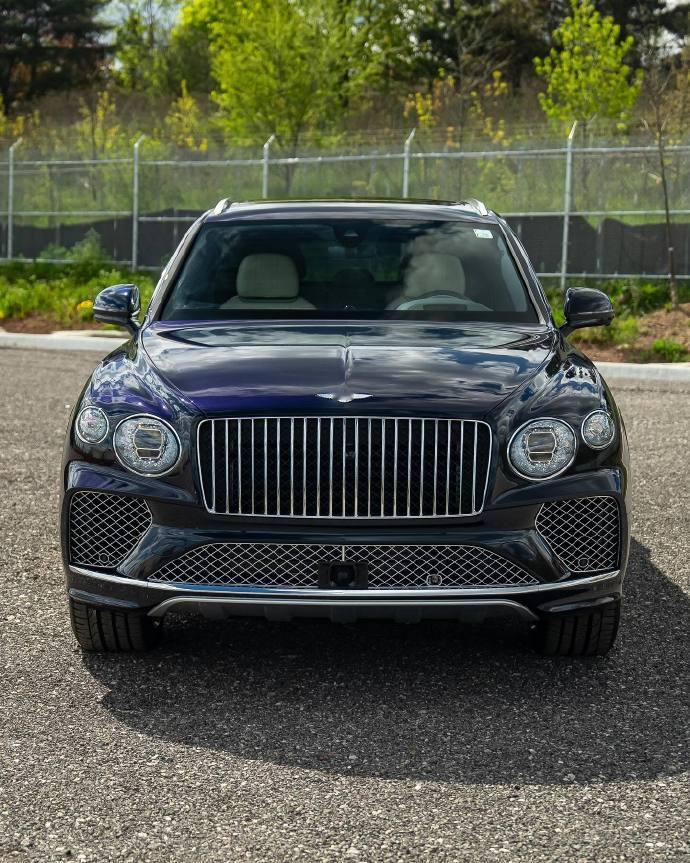 宾利Bentayga EWB Azure，外观为深蓝宝石色，内饰采用亚麻米白配色