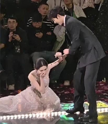 星光惊魂一摔，昀孟爱意“炸场”

2025星光大赏的舞台，本就是星光熠熠的梦幻场