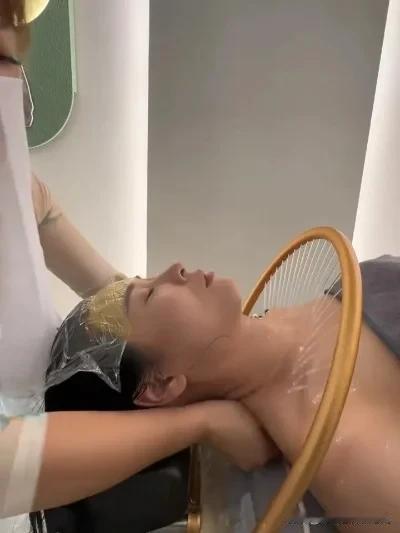 女人和男人谁的能力更强，其实从洗头行为就可以受到启发，得出结论。
男人到了成年以
