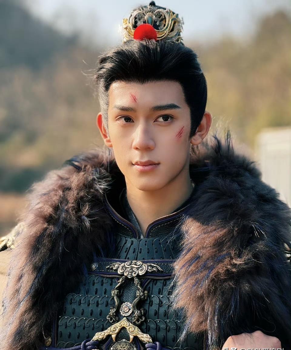 19岁演疯批世子，拔剑那一下，眼神像钉子一样把人钉住；被扇一巴掌还舔血邪笑，观众