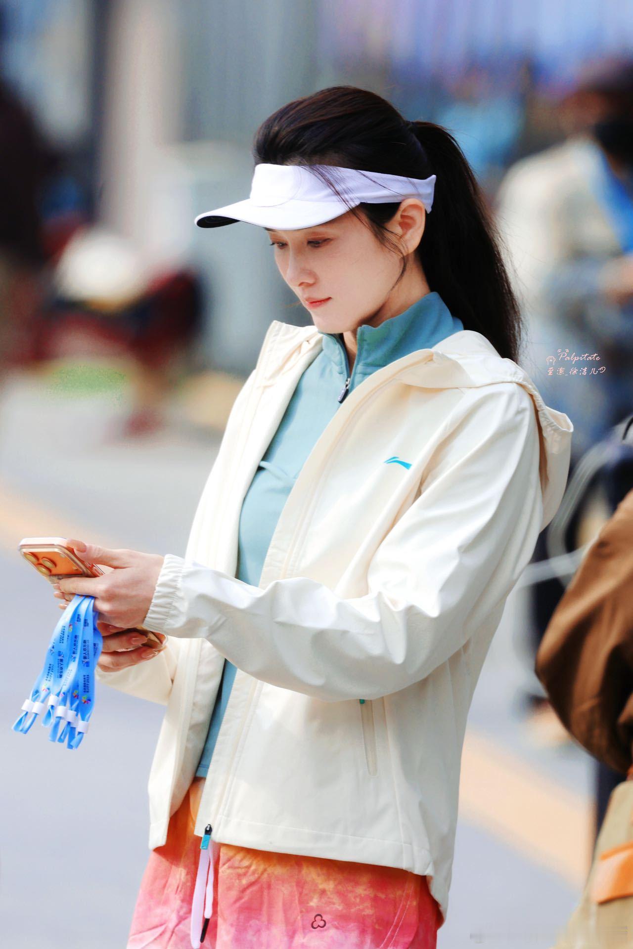 真的被徐洁儿狠狠惊艳到，一边备战浪姐二公高强度排练，一边还能抽出时间跑马拉松，把