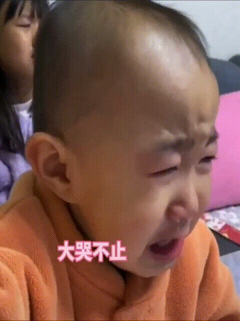 这家有两个女儿，最小的只有18个月，宝妈给自己两个娃看电影《妈妈再爱我一次》，结