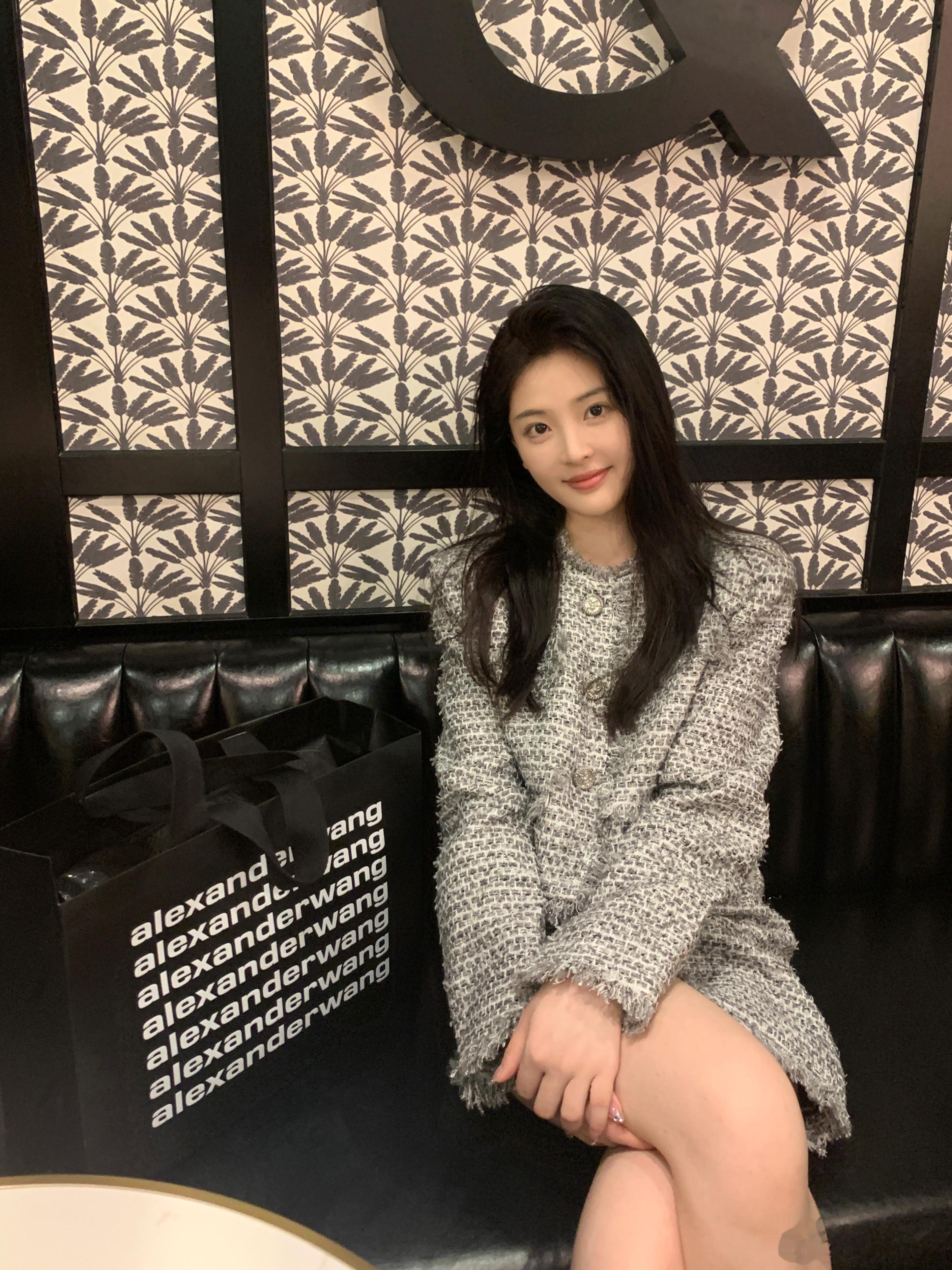 最近头发太长了 还是剪一点好看 ​​​