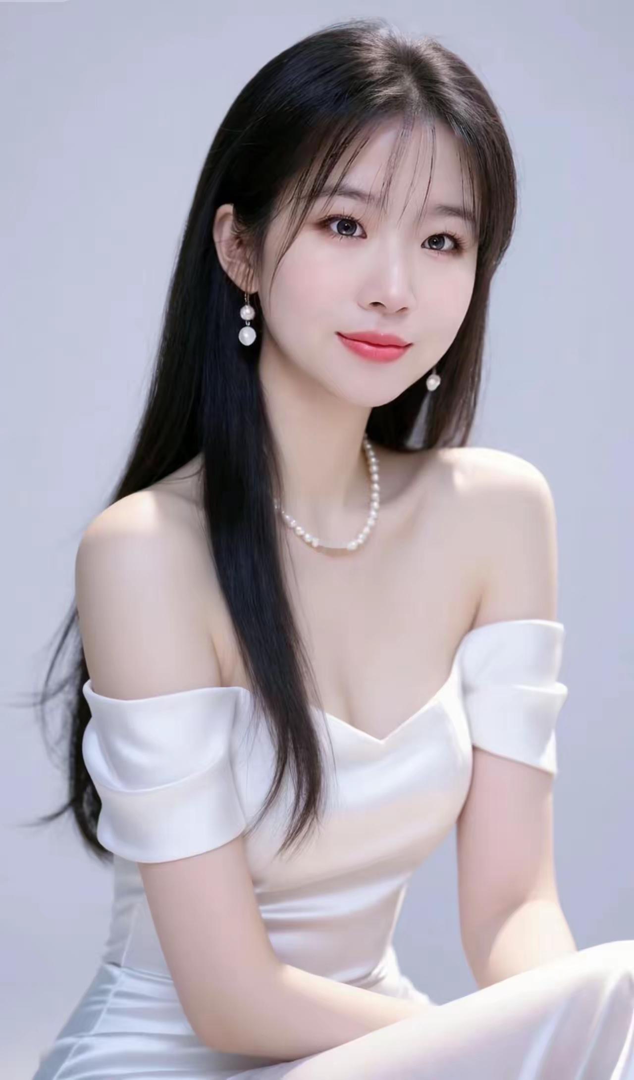 优雅珍珠耳环，甜美笑容，白色露肩连衣裙，气质满分！