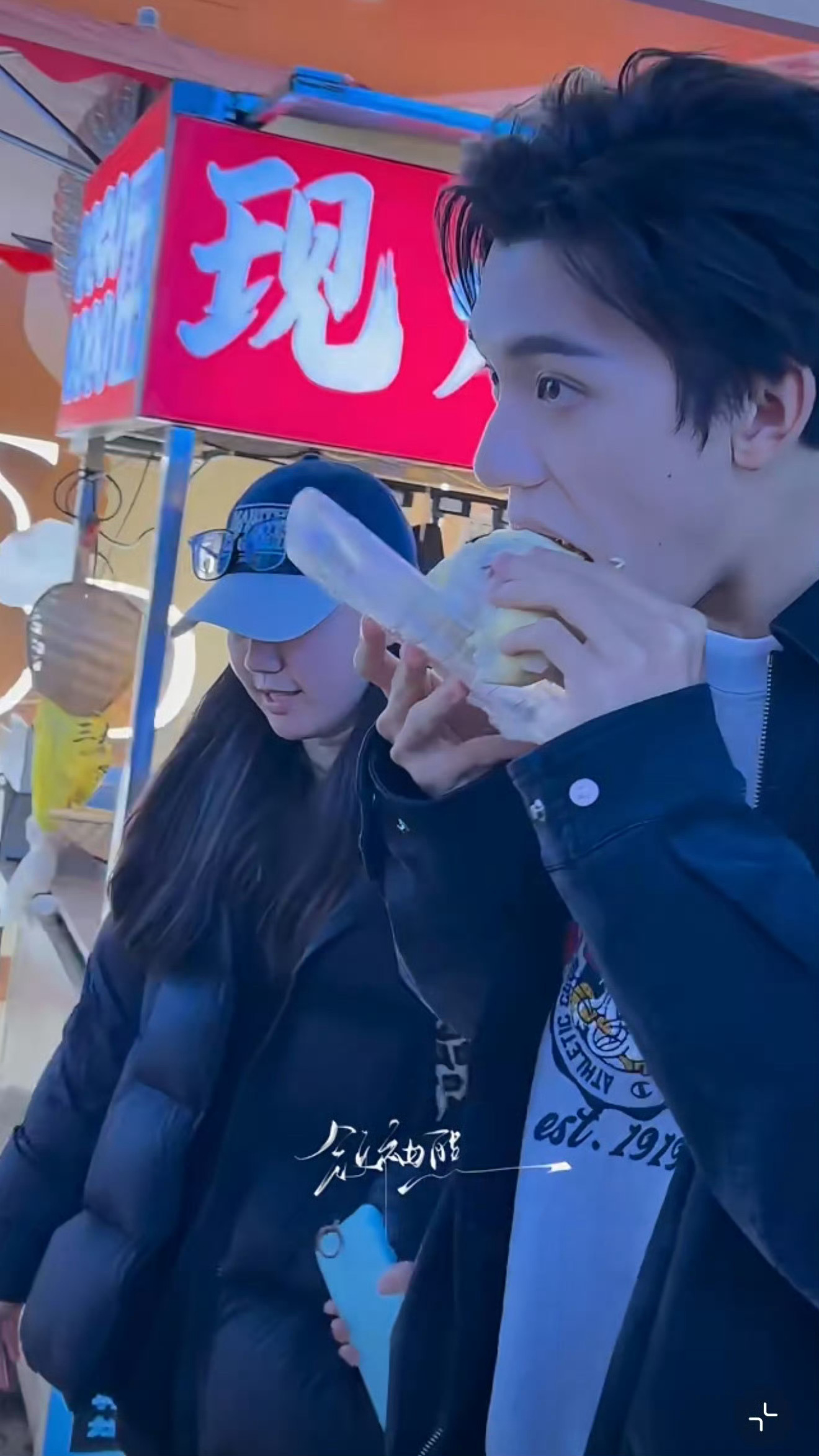 林沐然当街啃榴莲林沐然夜市吃榴莲林沐然在夜市上当街啃榴莲，世子也太可爱了！ 