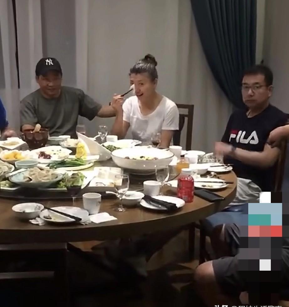 道歉声明里写“忘了本”的闫学晶，放下筷子就笑了。
直播里那句“一年一百万不够花”