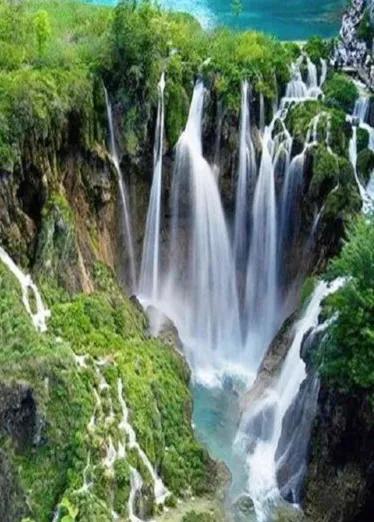 方圆天地，为头条联友对联；
露滴芭蕉弹雅曲，
泉落幽谷奏清音。