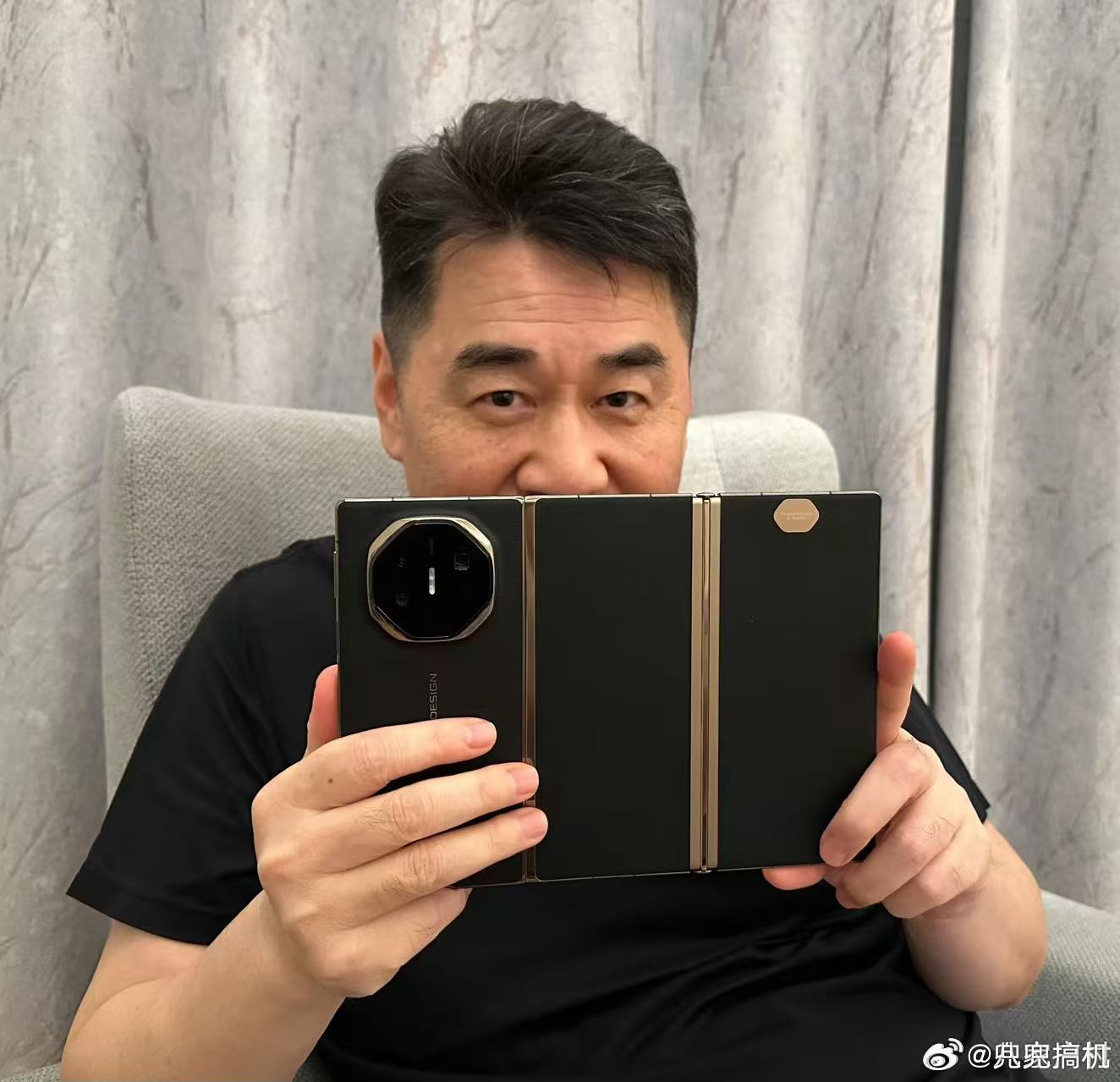 起猛了大家都用华为三折叠批奏折去年大家还在玩用三折叠“看奏折”的梗，今年直接升级