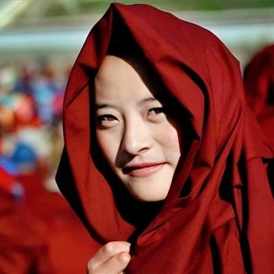 亚青寺是我国最大的尼姑庵，这里有2万多名修行的女性，她们的年纪大都在20岁左右，