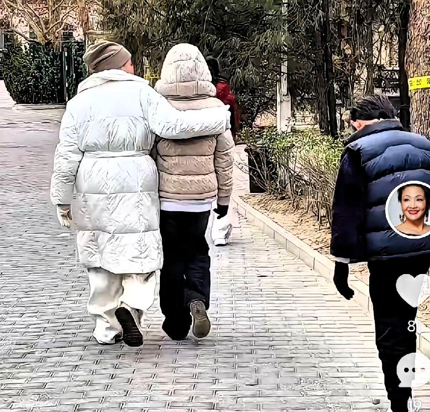 兰姐的冬天，亲情满满呀
兰姐带着箖箖和玥儿，出去玩雪了，冬天真冷呢，他们去滑冰了