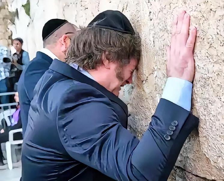 这是阿根廷总统米莱近日访问以色列时，在耶路撒冷哭墙前祷告的场景。

只见米莱头戴