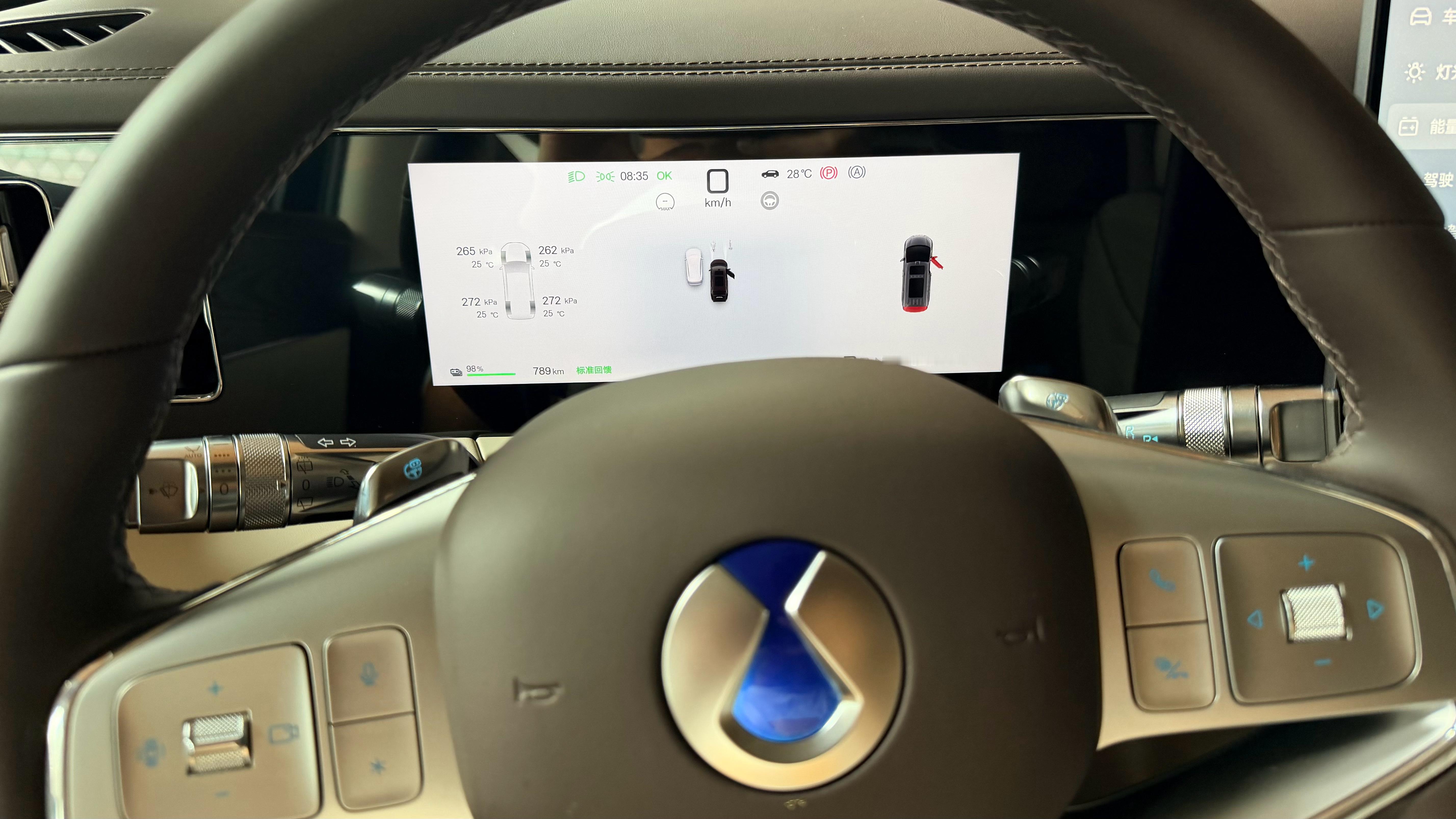 这么大一台 SUV 传统造型的 SUV，续航直接给你干到800km，还告诉你10