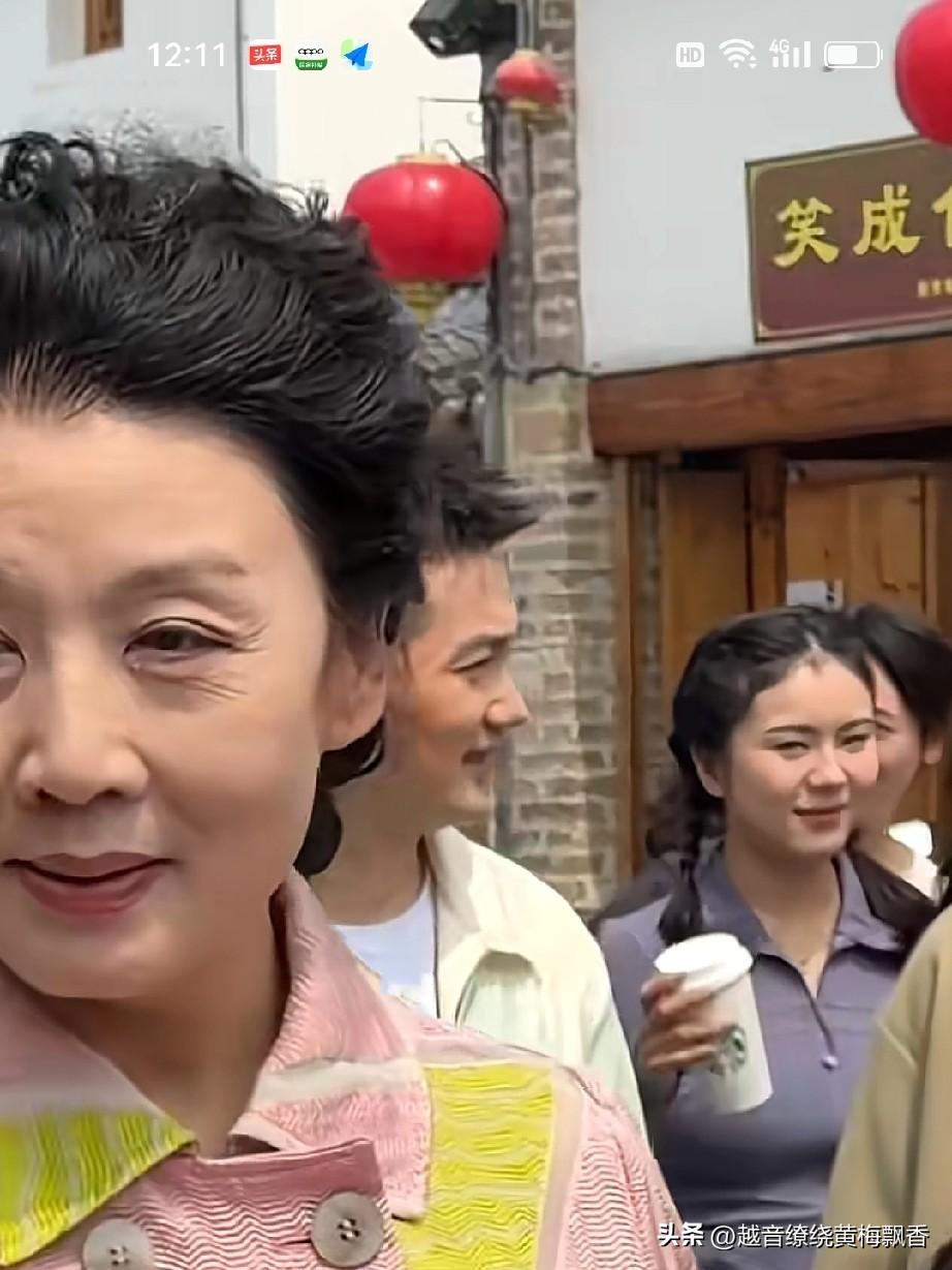 这是黄梅名家韩再芬最近的样子，从她眼角的鱼尾纹感叹岁月的无情，美人迟暮但依然漂亮