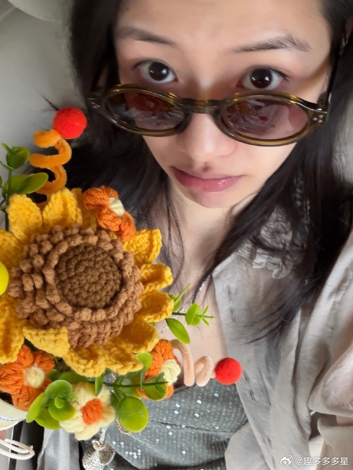 来看娱乐向涵之妈咪级别向涵之美成啥样了向涵之这组自拍太圈好感，高马尾清爽干练，五