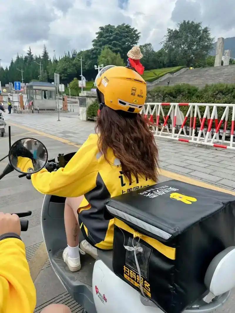 最近大家应该都有同感：大街上的女外卖员，肉眼可见地变多了。
 
以前说起外卖骑手