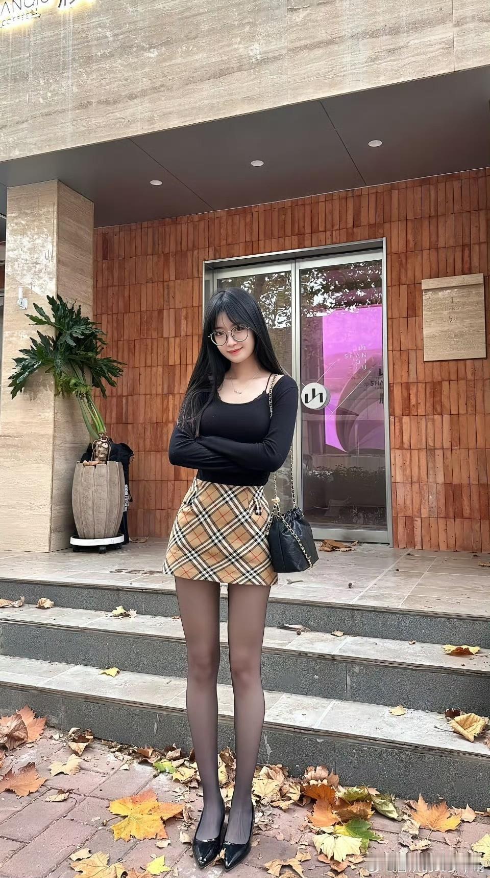 秋日甜酷氛围感
 
焦糖格纹半裙搭黑色修身针织衫，甜酷平衡的秋日穿搭太戳～针织衫