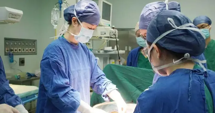 接受分体手术的联体婴儿，28年后又在这家医院诞下一女