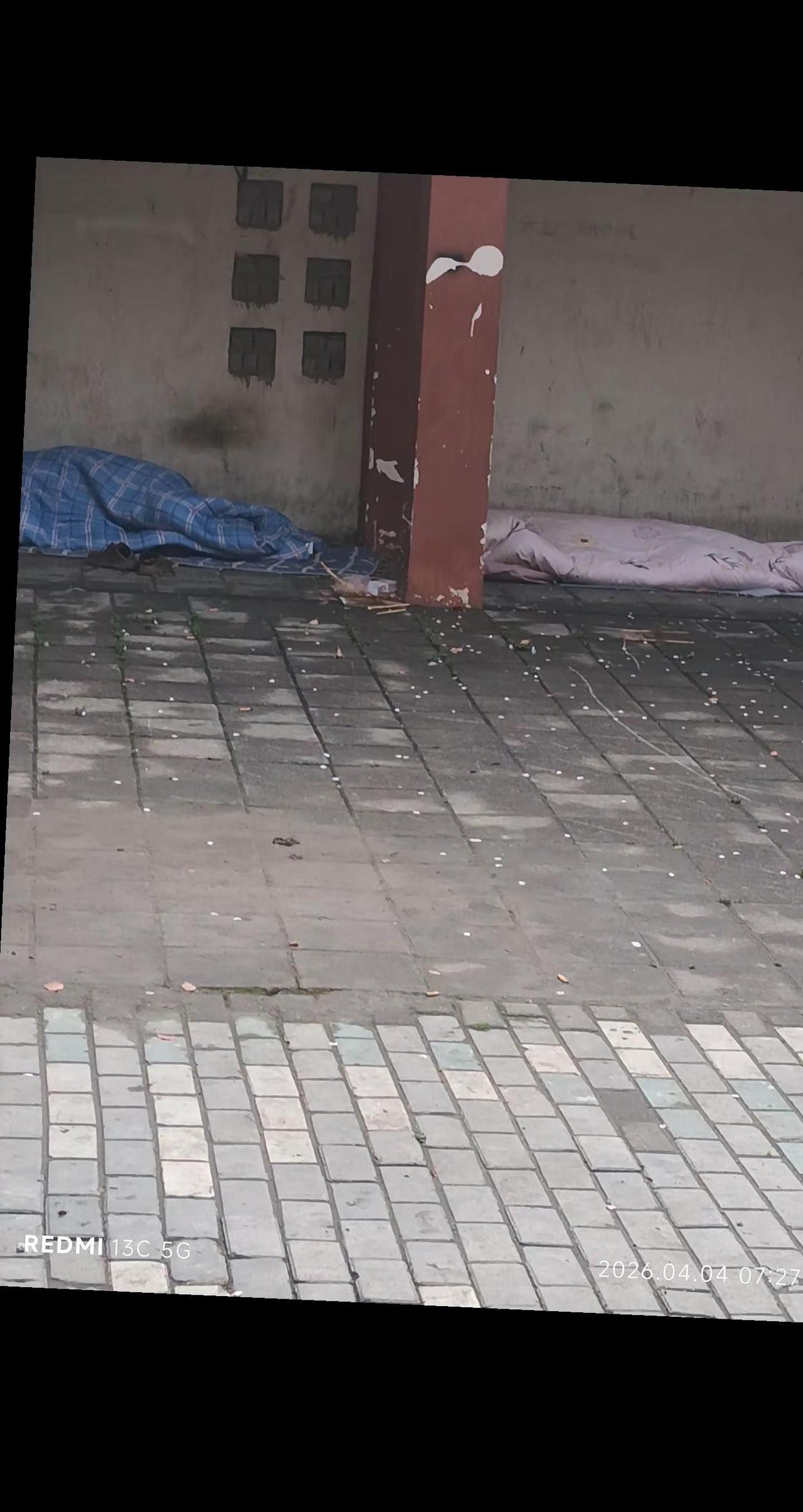 中华园西村与东村之间这条街上有人睡走廊下面，太苦了。我惨他们比我更惨。早上七点半