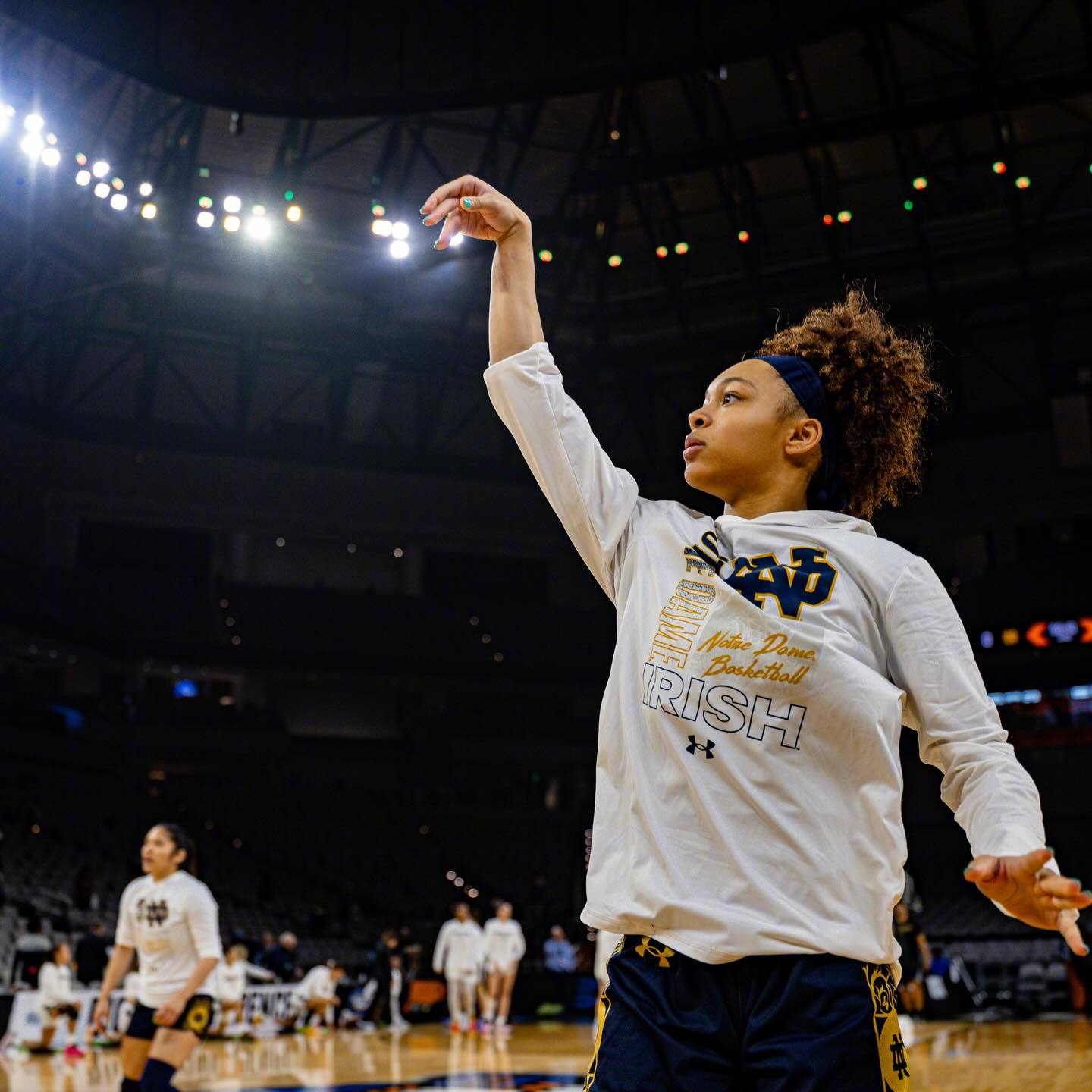 圣母大学球员汉娜-希达尔戈本赛季场均25.3分6.9篮板5.2助攻5.6抢断。她