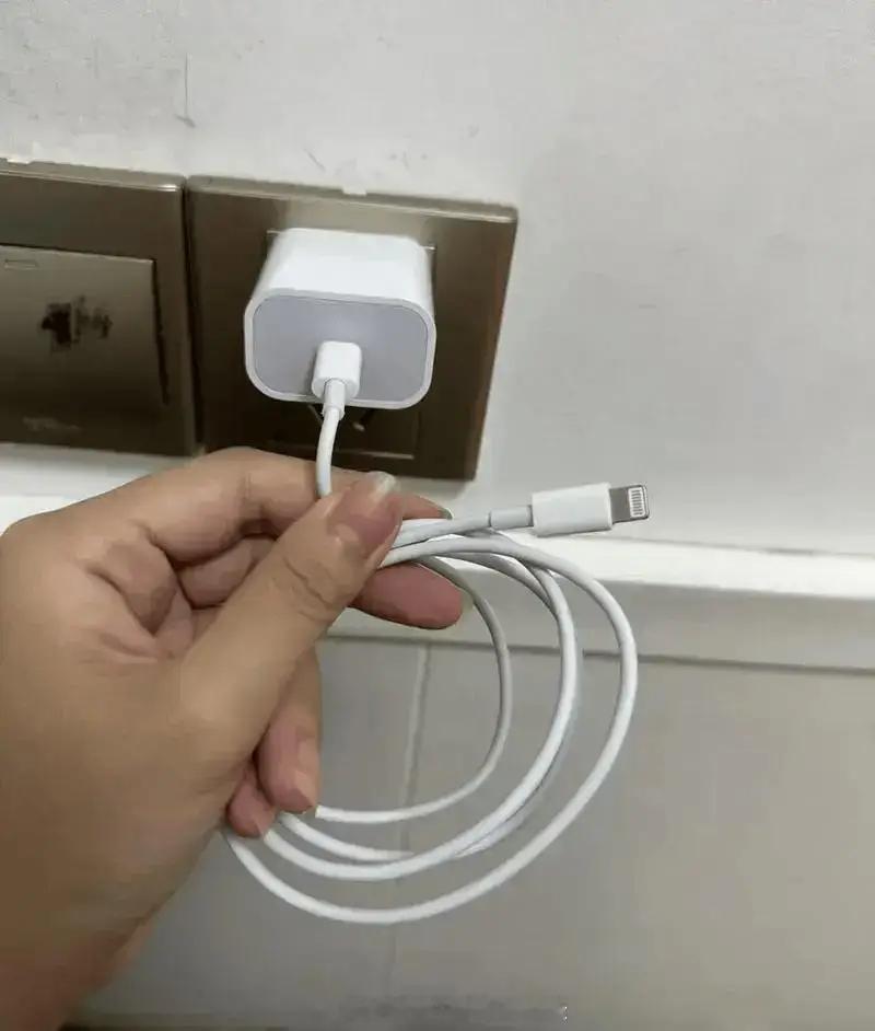 哪些家电是隐形电费刺客最典型的当属长期不拔的插头，长时间会积少成多，消耗一定量的