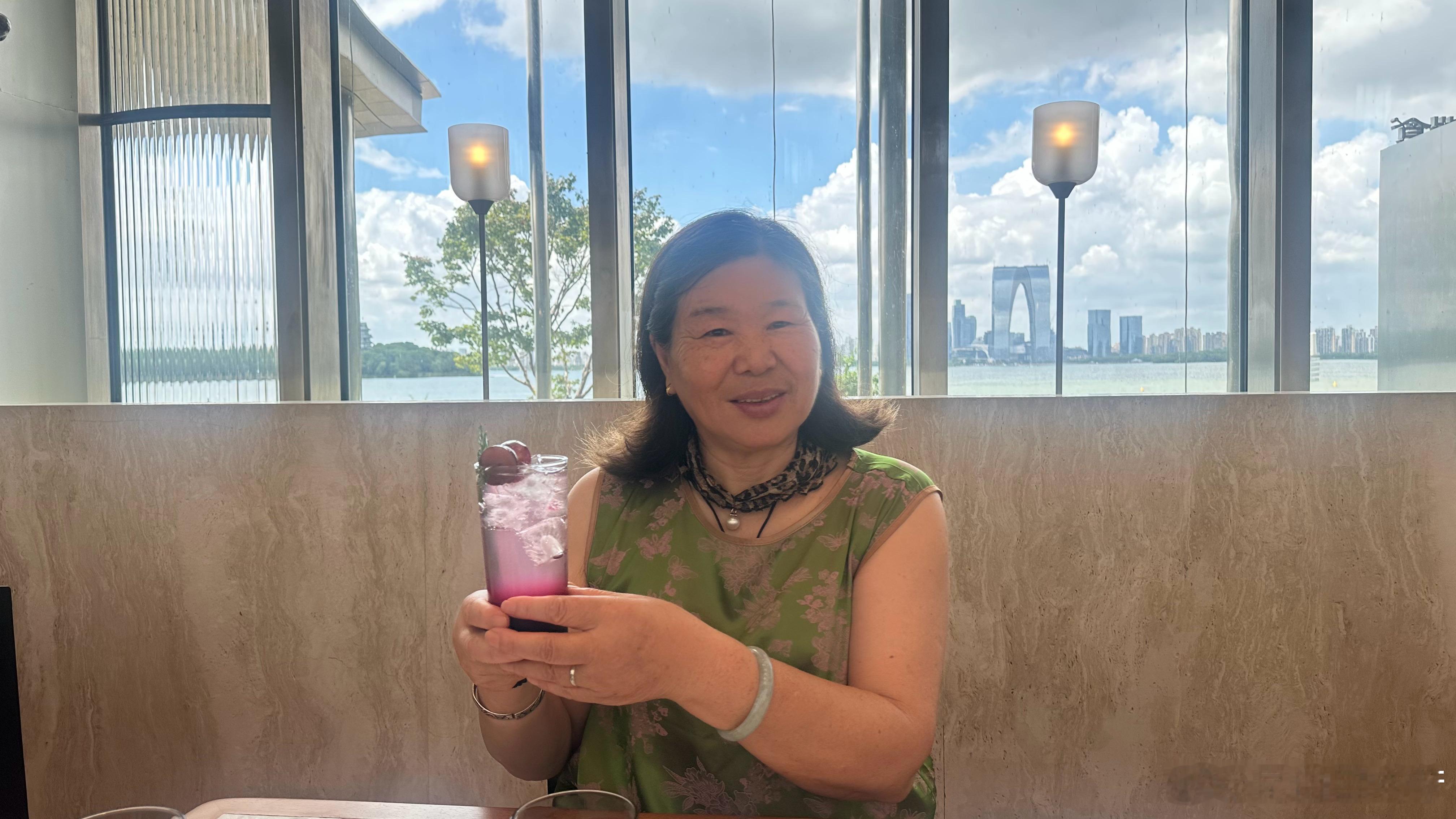 带着姐姐和囡囡一起打卡苏州当代美术馆，到了那里才知道今天开幕式，只有相关文化人士