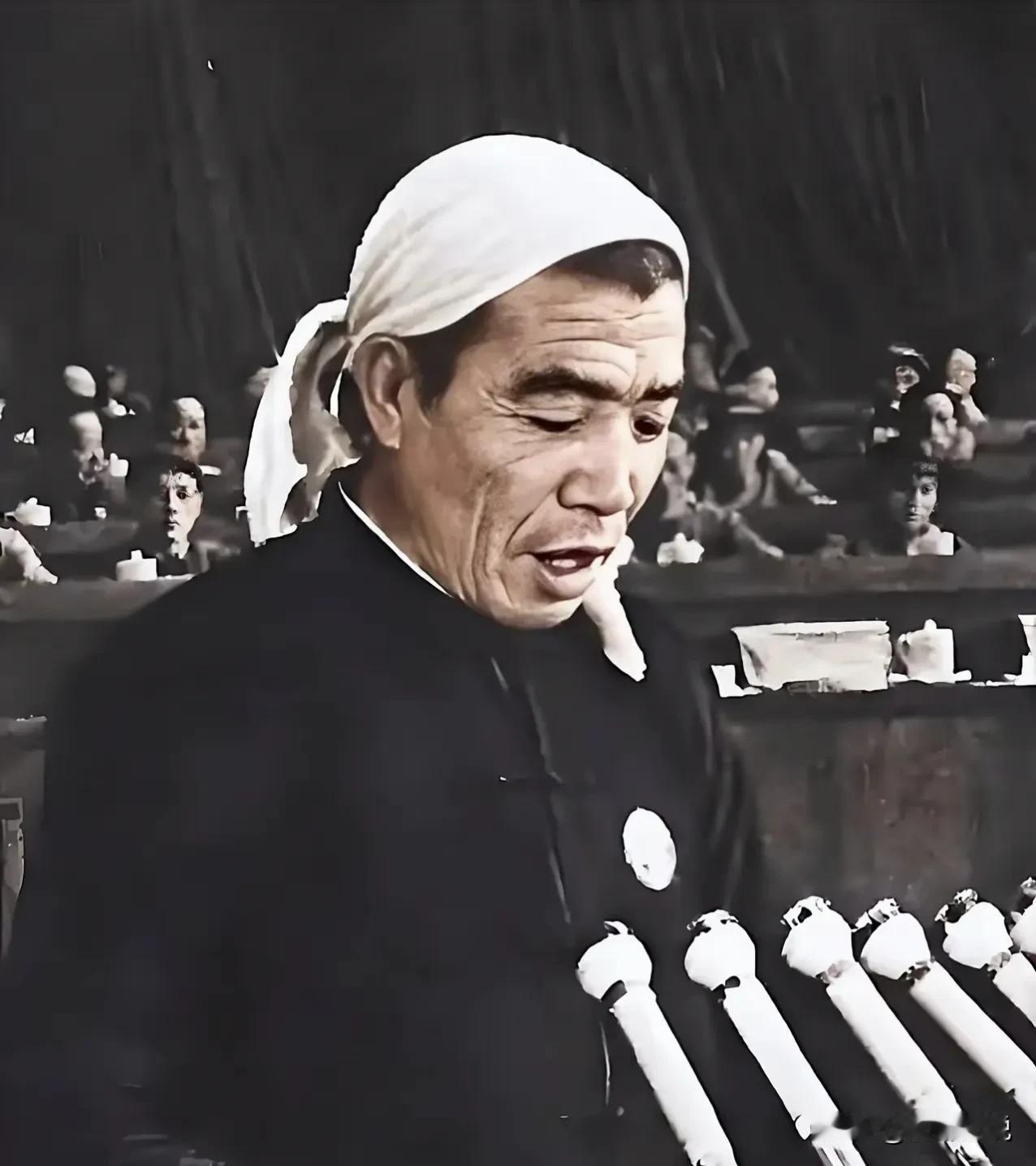 依旧保持农民形象的国务院副总理，陈永贵应该是全球唯一的吧。
1975年1月，陈永