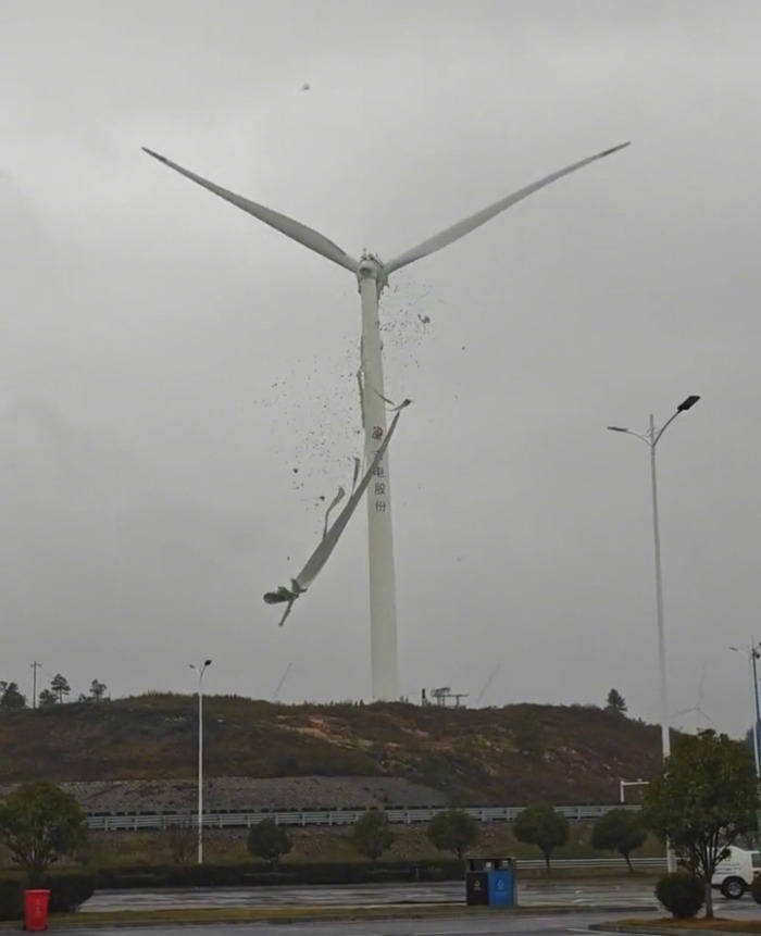#江西一风机叶片断裂现场画面曝光# 【#官方回应风力发电机叶片断裂脱落#：当天风