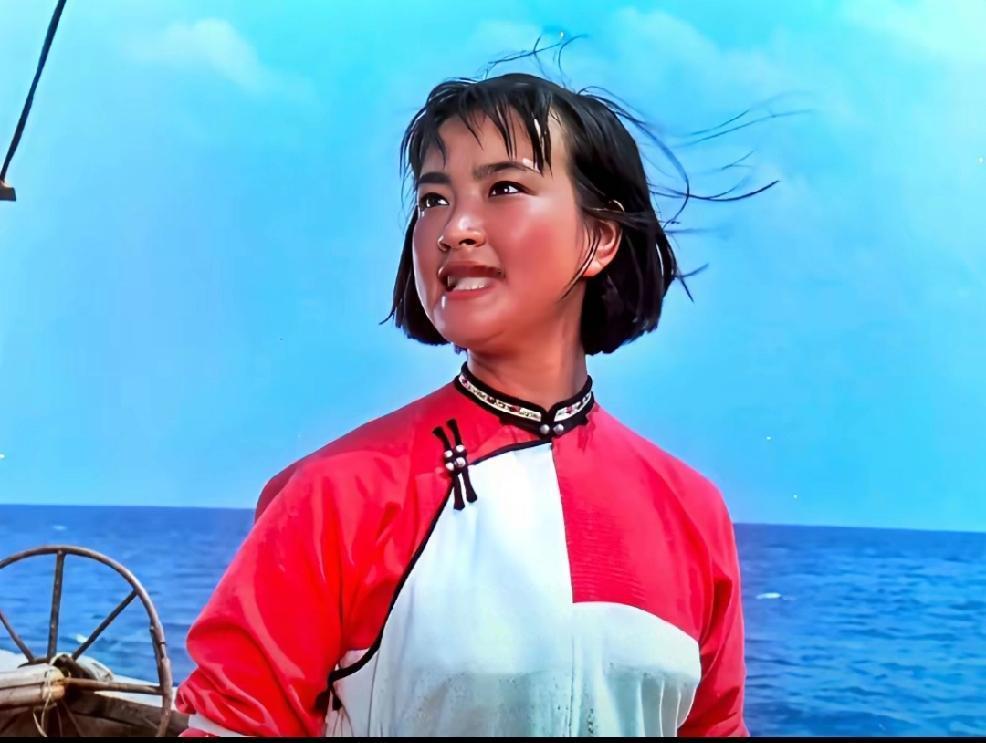 这是刘晓庆老师早期的一部影片，影片里有位英姿飒爽的渔家女。大家不妨猜猜这是哪部电