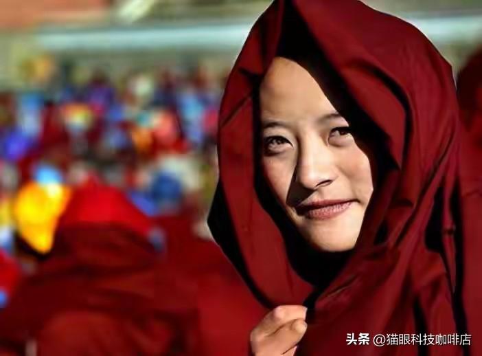 晚上八点，四川甘孜白玉县，一座被河流环抱的小岛上，两万多间红房子的灯，齐刷刷灭了