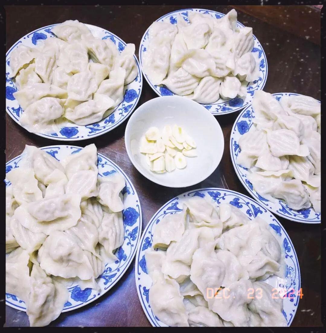 朋友吐槽每次去他丈母娘家吃饺子，丈母娘都会让他把他盘里的饺子都吃掉。他一开始以为
