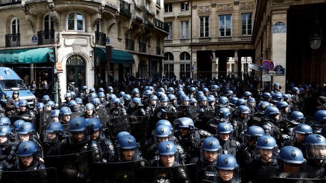 为迎接涌来的法国各地农民，今天早上巴黎警察已经严阵以待。

然后晚上法国农民的拖