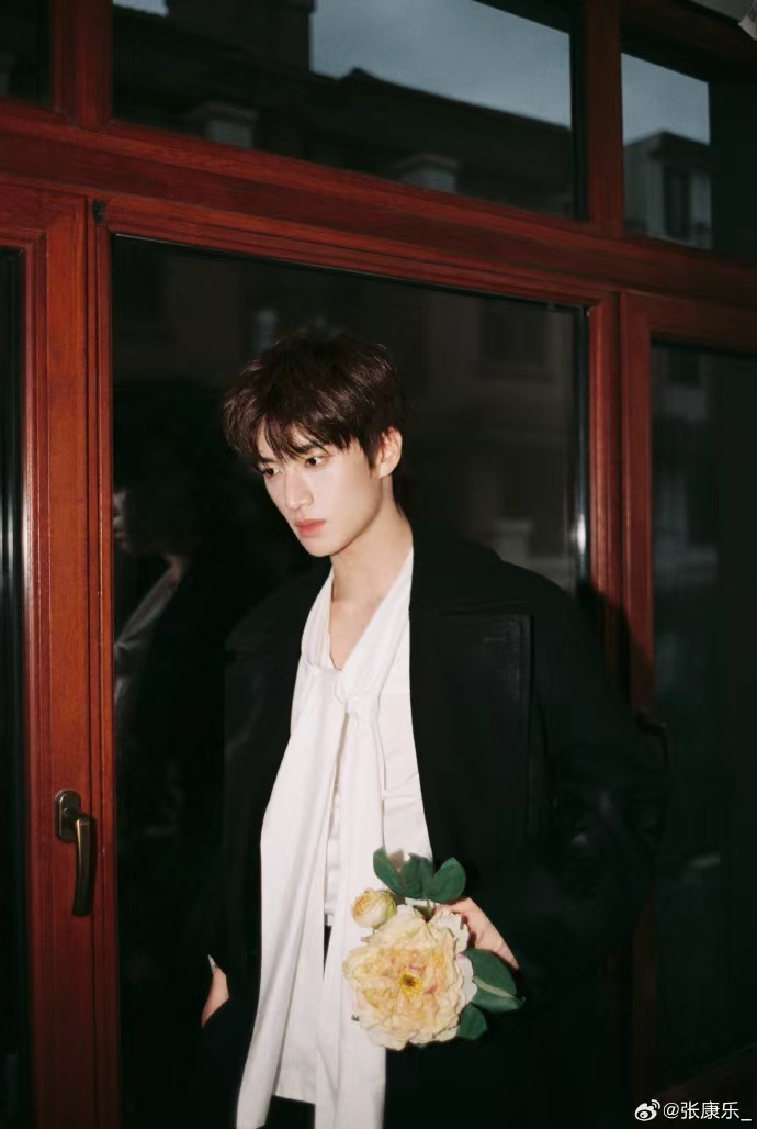 张康乐天气不错种个花 ​​​​张康乐天气不错种个花，张康乐vogue出图啦，黑西