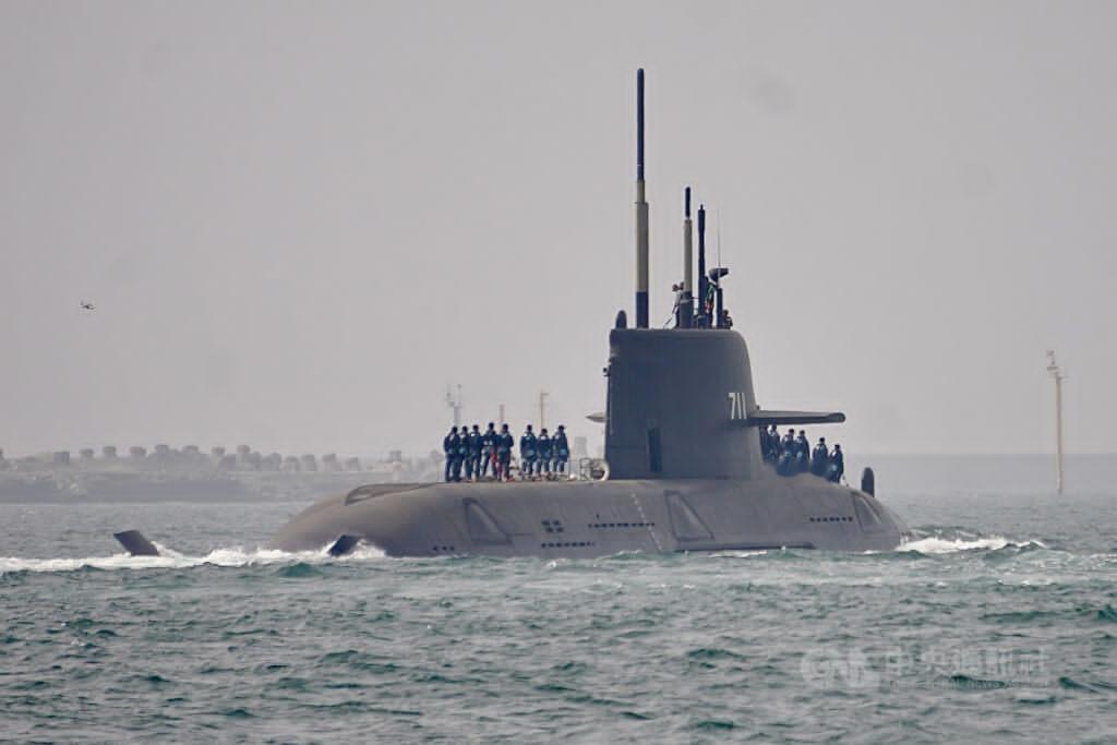 每天认识一件兵器 台湾海鲲号昨天完成了50m首次浅水潜航测试，今天又进行了第二次