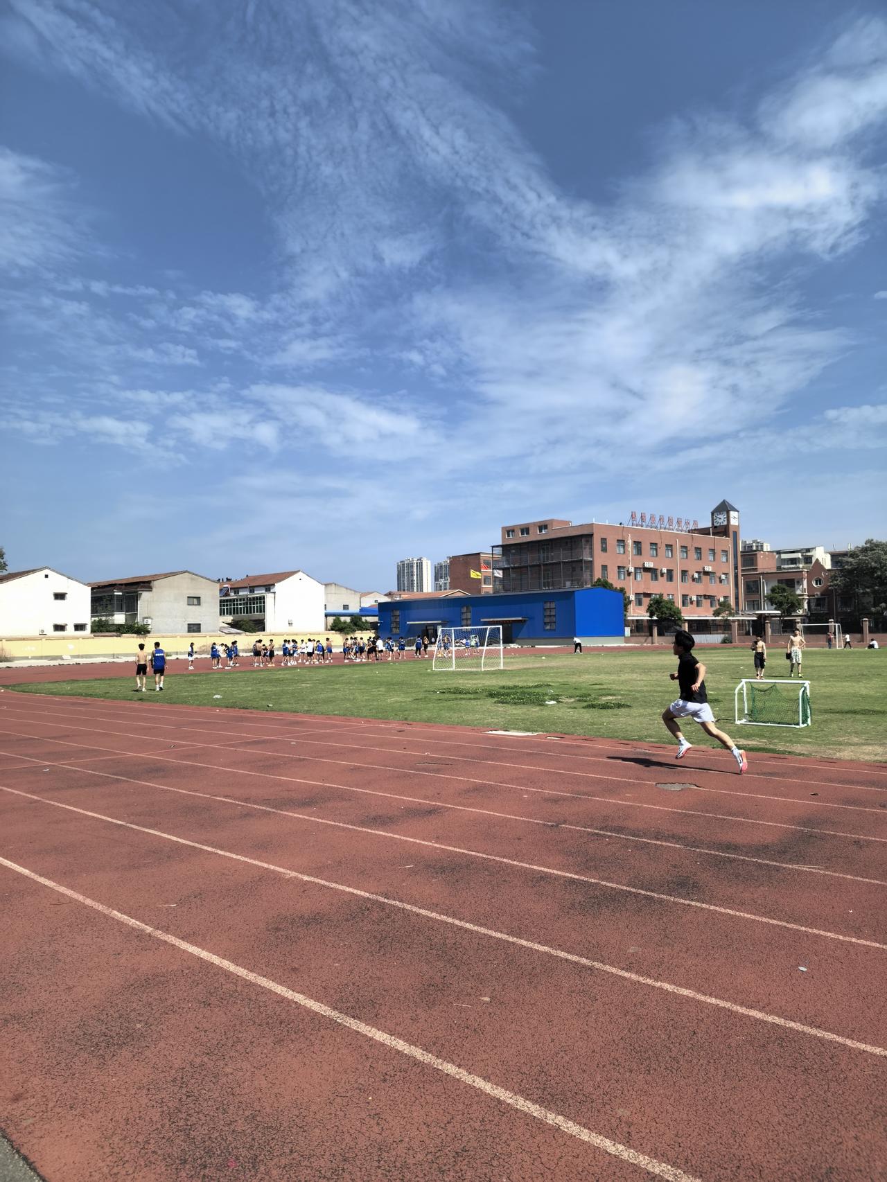 按照约定，我跟儿子每半月测试一次千米。

为了激励儿子好好锻炼，一方面，我陪着他