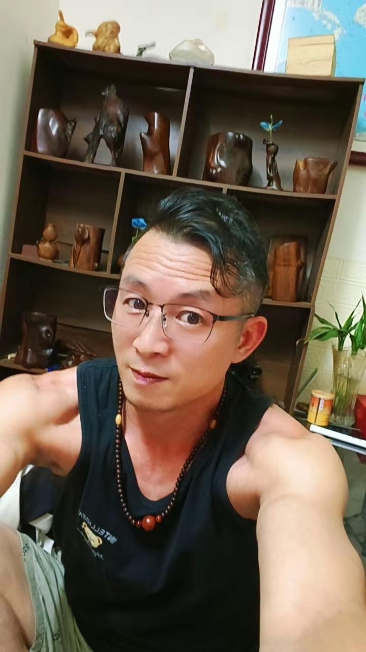 年少不解鬓毛催。五十有余，心未老！两鬓渐白，体力匮乏，表像、体能欺骗不了慢慢老去