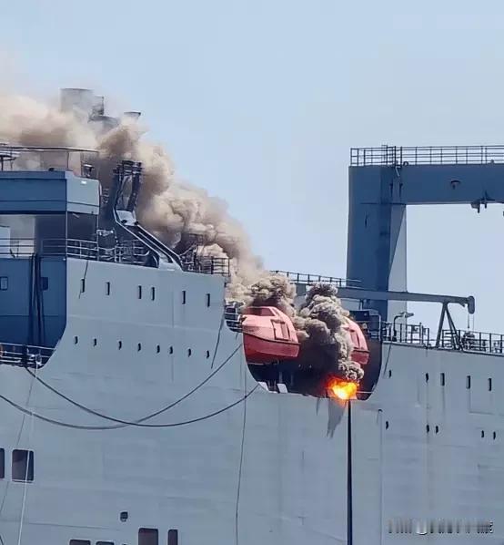 美军这是请了火神上身啊？


美国的军舰又起火了！

 
当地时间7月13日，美
