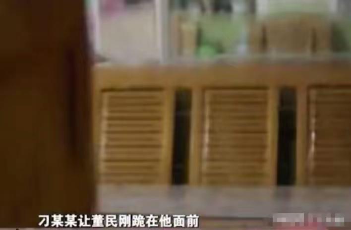 河北，一女子被村霸长期胁迫保持不正当关系。事发当晚，村霸醉醺醺翻墙闯入，当着丈夫