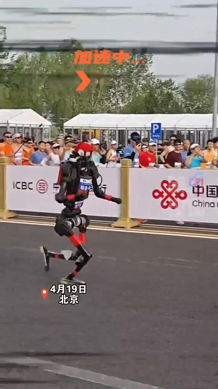 人形机器人运动能力再突破！宇树H1自主跑完1.9公里多弯道赛程，用时4分13秒打