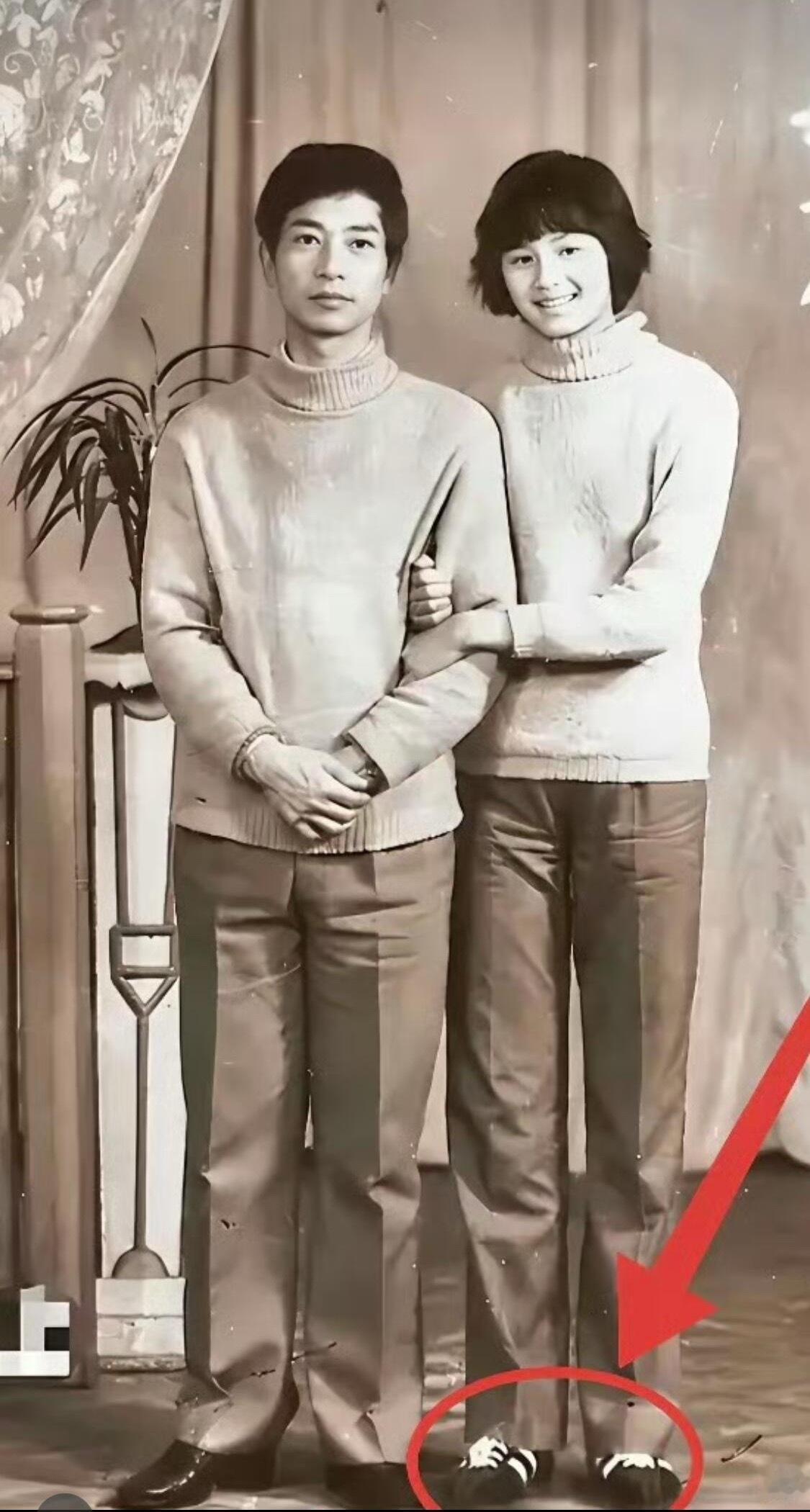 1985年的瞿颖14岁的瞿颖与父亲合影，80年代就脚穿阿迪达斯，这穿搭，这气质，